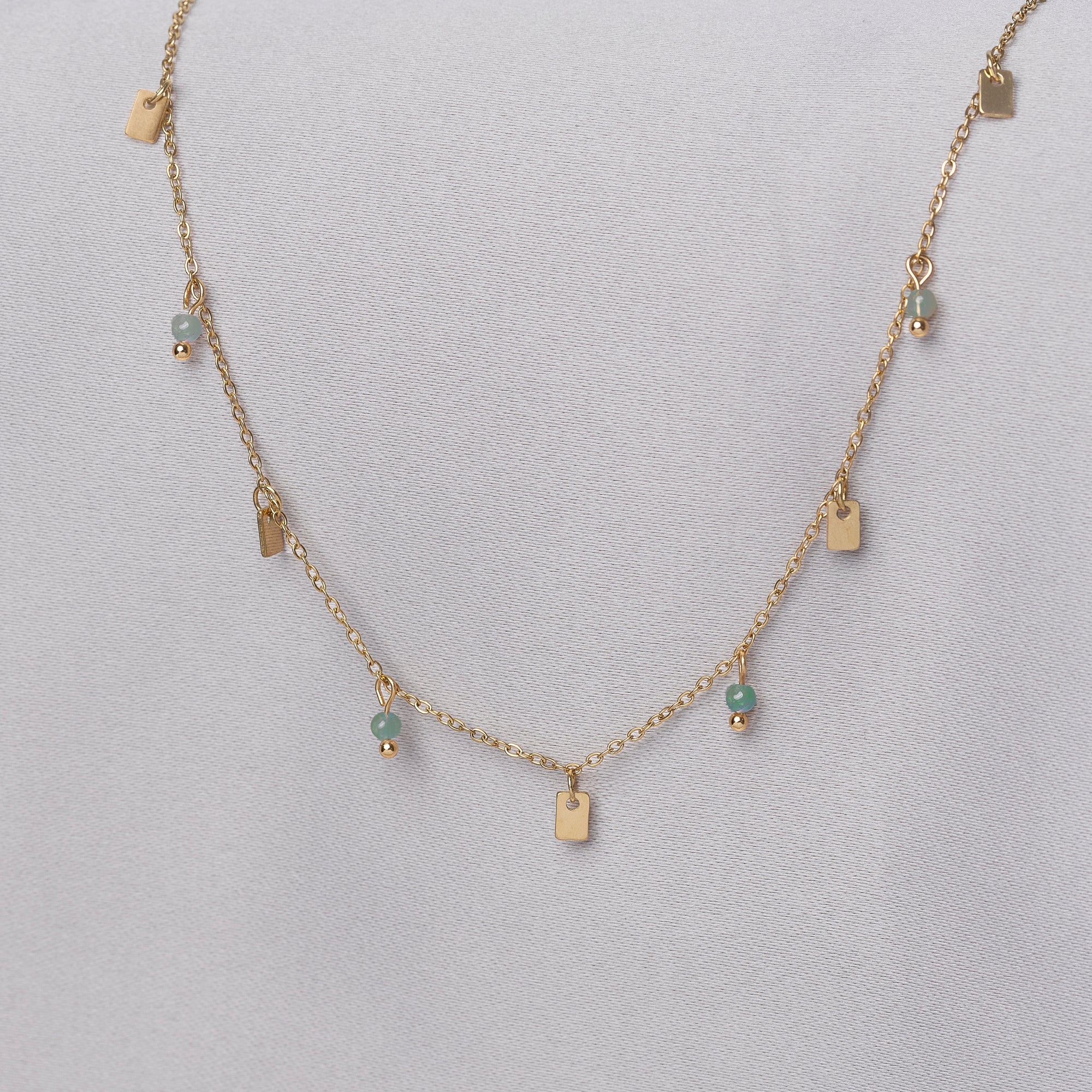 BOSS - Collier trois chaînes dorées avec breloques gouttelettes - Couleur dorée BOSS - Collier trois chaînes dorées avec breloques gouttelettes - Couleur dorée